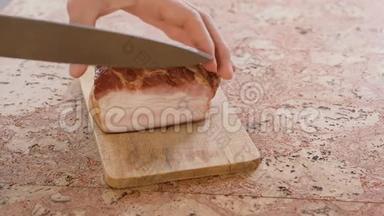 人把猪肉牛腩培根切成薄片放在木条上。
