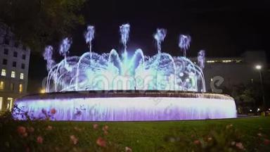 美妙的舞蹈喷泉，明亮的水流在夜晚移动到音乐中