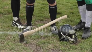 斧子粘在铁栅栏草地上，足球运动员准备争夺奖杯