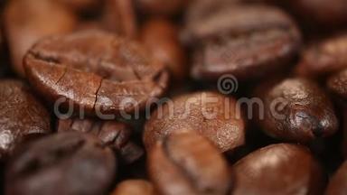 漂亮的芳香咖啡豆在橱窗里旋转，质量<strong>检验</strong>