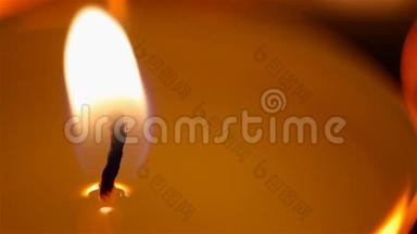 美丽的燃烧蜡烛特写，火熄灭，浪漫的气氛约会