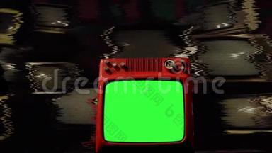 旧的红色电视绿色屏幕在许多电视中间。 信号不好。