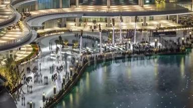 夜间鸟瞰市中心ancing喷泉市中心和一个人造湖时间推移在迪拜，阿联酋。
