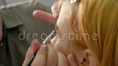 化妆师在修眉上涂指甲花