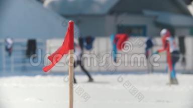 滑雪场滑雪运动员参加越野滑雪比赛，注意力不集中