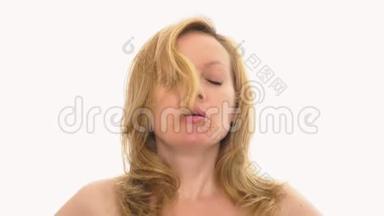 特写，女人<strong>抚摸</strong>她的头发，孤立在白色的背景上。 头发健康概念