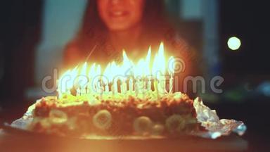 年轻漂亮快乐的女人吹灭蜡烛庆祝<strong>生日</strong>。1920x1080，高清