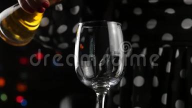 白葡萄酒装满<strong>一杯</strong>。 女人在黑暗中喝<strong>一杯红酒</strong>。 节日气氛。 慢动作
