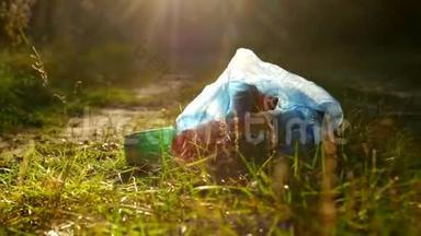 一包塑料垃圾在森林道路上，污染了自然，垃圾和自然，阳光