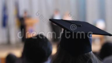 在舞台上领取毕业证书的学生观看毕业典礼