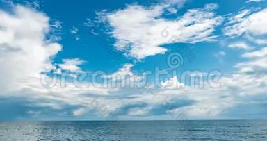 4K海洋和蓝天的流逝，白云的演变和形状的改变，动态的天气，美丽的海景