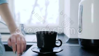 早晨的咖啡，人们在杯子里睡着了，从茶壶里倒水