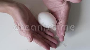 无法辨认的女人手里拿着三个鸡蛋。 复活节彩蛋。 复活节假期的概念。 双手握着