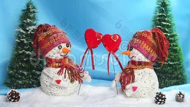 喜欢雪人。 爱情观念。 情人节`。 恋爱中的雪人站在雪地上，让他们的心<strong>远离</strong>感觉，