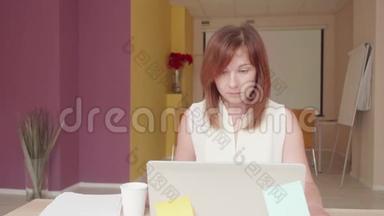 持不同政见的女人<strong>坐在</strong>笔记本<strong>电脑前</strong>，喝水，在膝上泼水