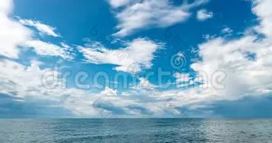 4K海洋和蓝天的流逝，白云的演变和形状的改变，动态的天气，美丽的海景