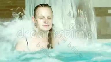 泳池里的女人洗澡