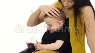 女人和她的孩子坐在地板上，她抚摸着他的头发。 白色背景