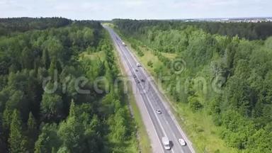 森林中公路的俯视图。 剪辑。 阴天背景下城市农村公路交通