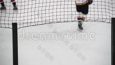曲棍球运动员在溜冰场滑冰，练习在比赛前提高技能