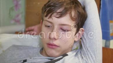 少年儿童患结膜炎，眼睛发炎，脸大