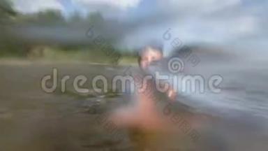 快乐的小男孩在水里<strong>溅起水花</strong>。 在湖里玩的孩子。