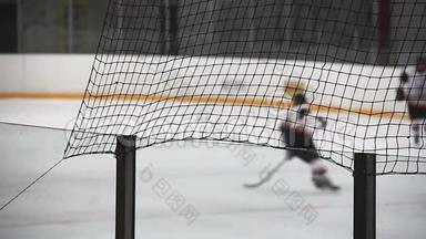 曲棍球运动员用棍棒在溜冰场上滑冰，在重要比<strong>赛前</strong>热身