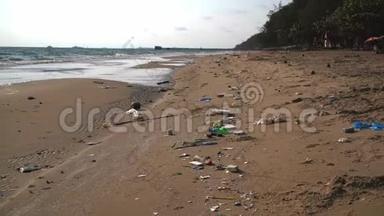 海洋沙滩上堆满了垃圾。 生态概念。 生态灾难