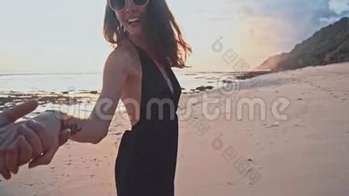 快乐的白种人夫妇在一起散步，在空海滩日落时牵手。 海上暑假
