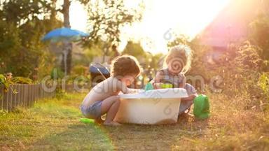 快乐开朗的<strong>孩子</strong>在<strong>暑假</strong>玩水.. 可爱可爱的微笑的<strong>孩子</strong>们在花园里喷洒