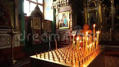 教堂圣像背景上蜡烛的视频拍摄..