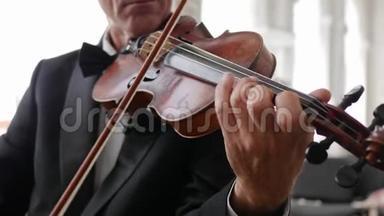 身着古装的小提琴手面目全非，男手在木制小提琴上演奏