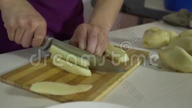 厨房里的年轻人在厨房用刀切土豆