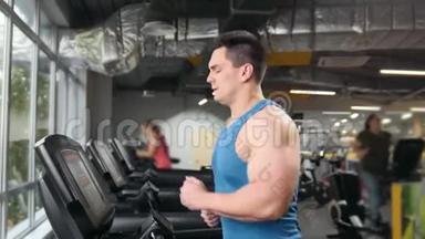 健身者在健身房的跑步机上跑步-滑块