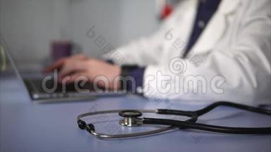 一个听诊器的特写镜头，它在一家<strong>私人诊所</strong>的医生旁边。