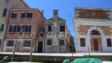 美丽典雅的威尼斯腐朽建筑，沿街停泊的摩托艇