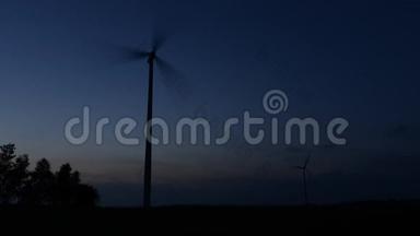 剪影式风力涡轮机农场，覆盖着黄昏的<strong>天空</strong>和<strong>白云</strong>。 旋转风力发电厂时间表