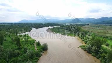 飞行无人机飞过一条大河。 在美丽的山脉背景上.. 洪水漫山遍野