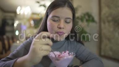 近距离观看胖嘟嘟的黑发少女吃紫罗兰色冰淇淋，弄得嘴唇脏兮兮的微笑