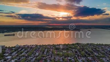 纽约布鲁克林上空日落的空中景色。 时间推移dronelapse..