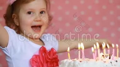 可爱快乐的孩子<strong>许愿</strong>，在聚会上吹灭生日蛋糕上的蜡烛。 有趣的小<strong>女孩</strong>。 a的概念