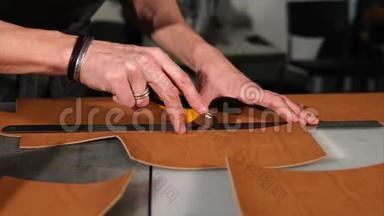 工匠用规则和刀片从大皮革上切出一块