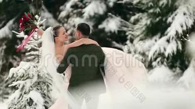 新郎在雪地里旋转着快乐的新娘，手里握着她，在雪地里旋转着冷杉林