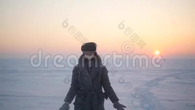这个女孩在冬天在街上用虚拟现实眼镜欣赏雪景