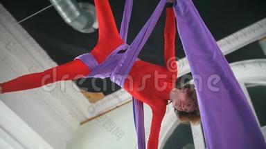 女子体操运动员表演空中丝绸-激动人心的杂技表演，慢动作