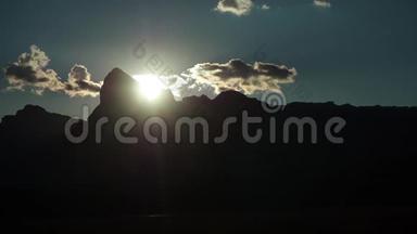 多洛米兹，意大利。 夏季白云岩峰顶的日落背光