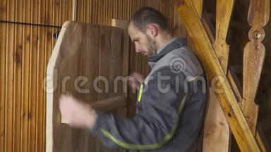 工人在木制内部设置自制门.. 用尺子测量，门口和门。