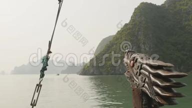 一条龙`头漂浮在海里的船。 越南。 海龙湾。