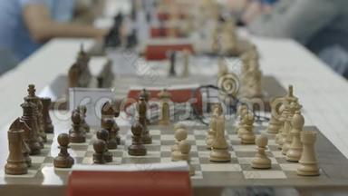 象棋比赛中的棋盘和数字。 儿童下棋世界学员锦标赛