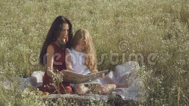 母女俩在格子花格子上看书，在草地上放松